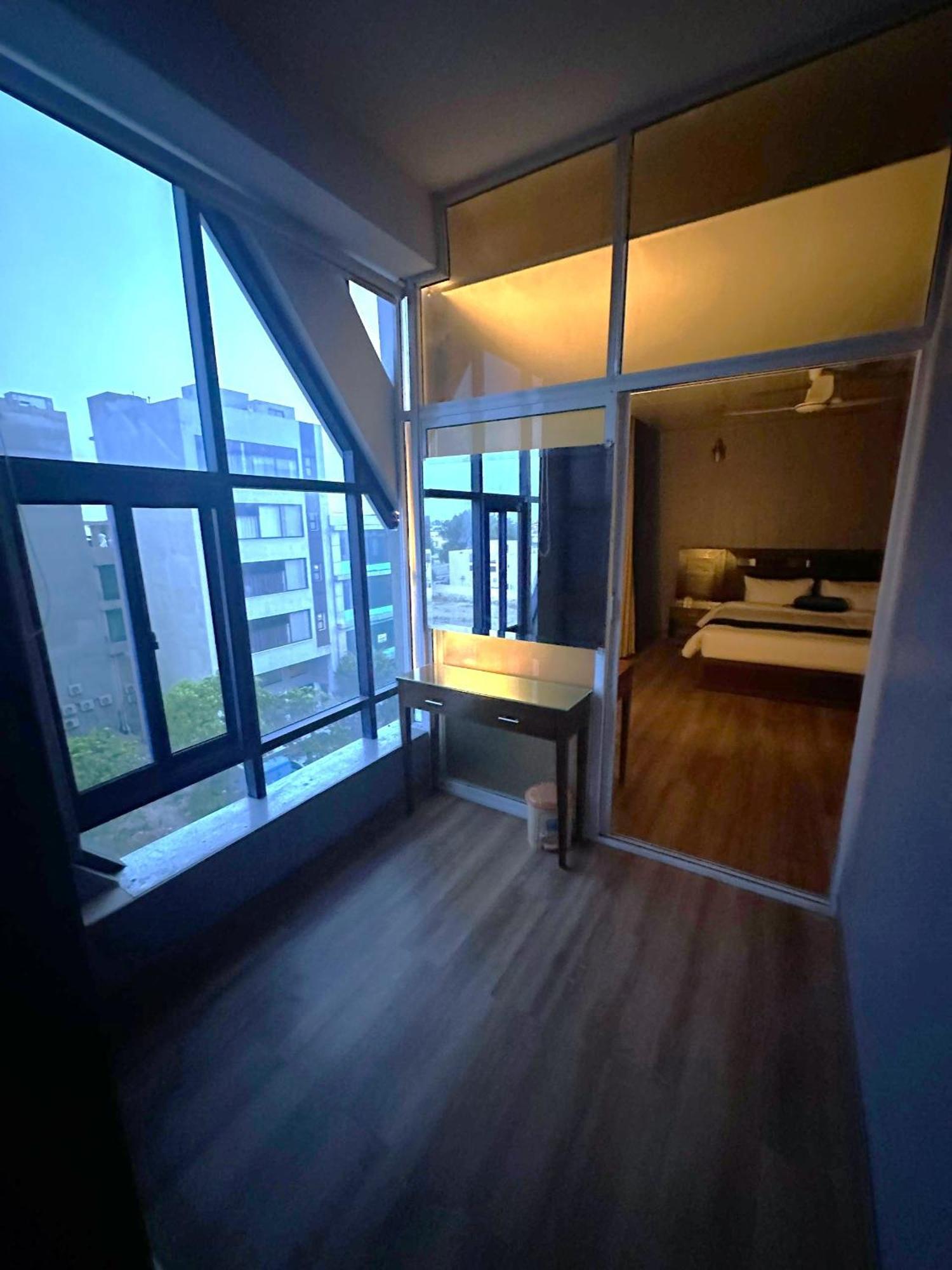Luxury Apartment In Dha Phase 8, Near Allama Iqbal International Airport ラホール エクステリア 写真