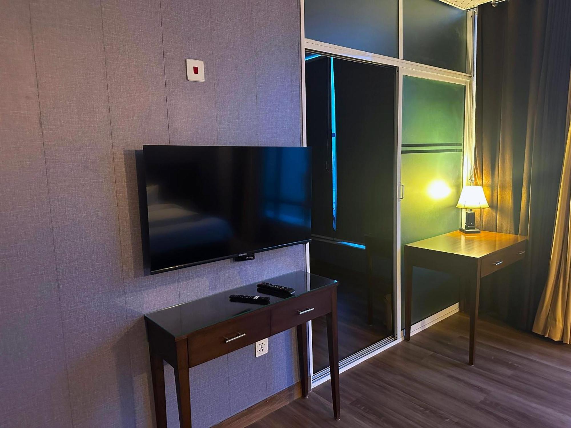 Luxury Apartment In Dha Phase 8, Near Allama Iqbal International Airport ラホール エクステリア 写真