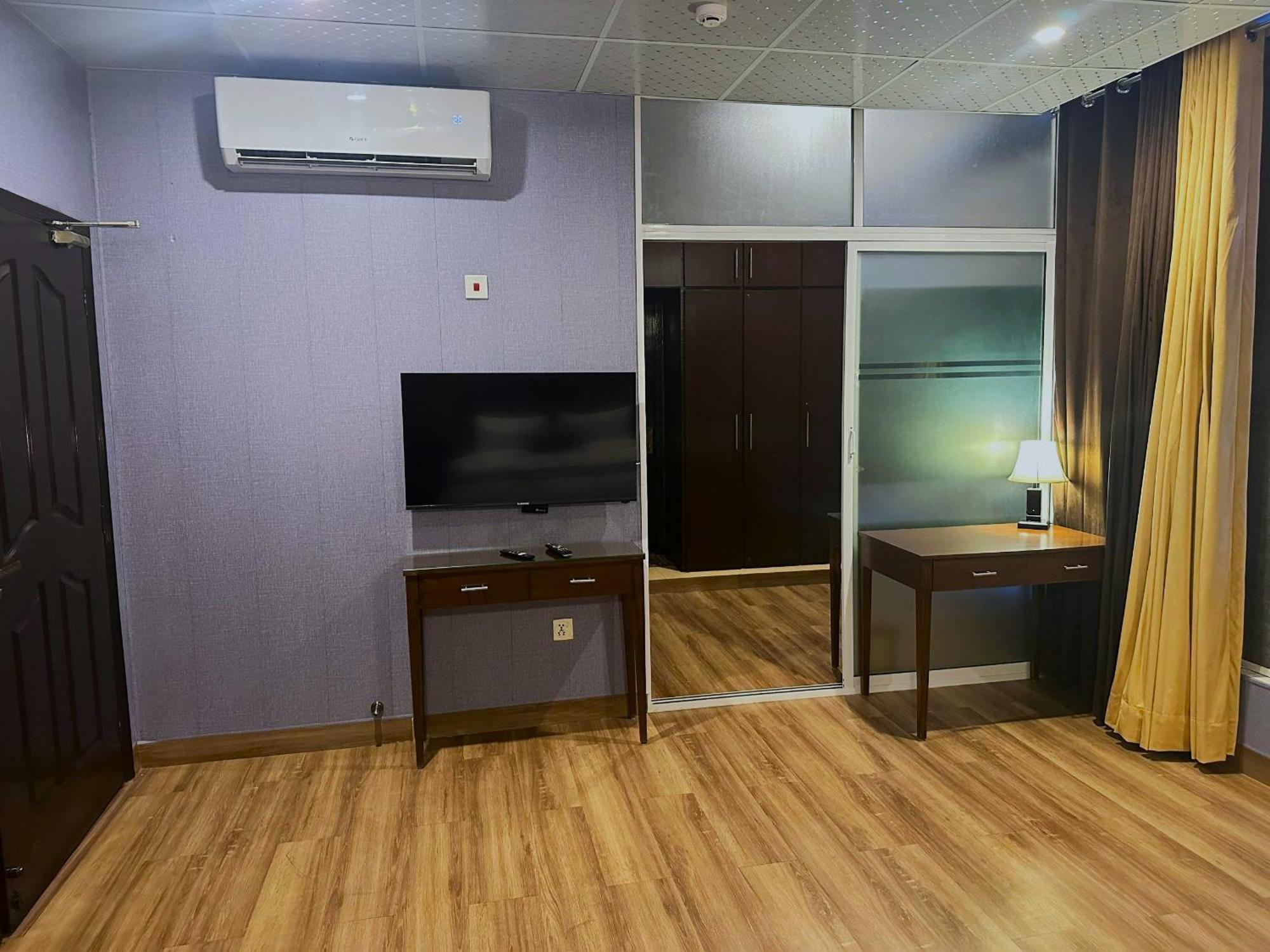 Luxury Apartment In Dha Phase 8, Near Allama Iqbal International Airport ラホール エクステリア 写真