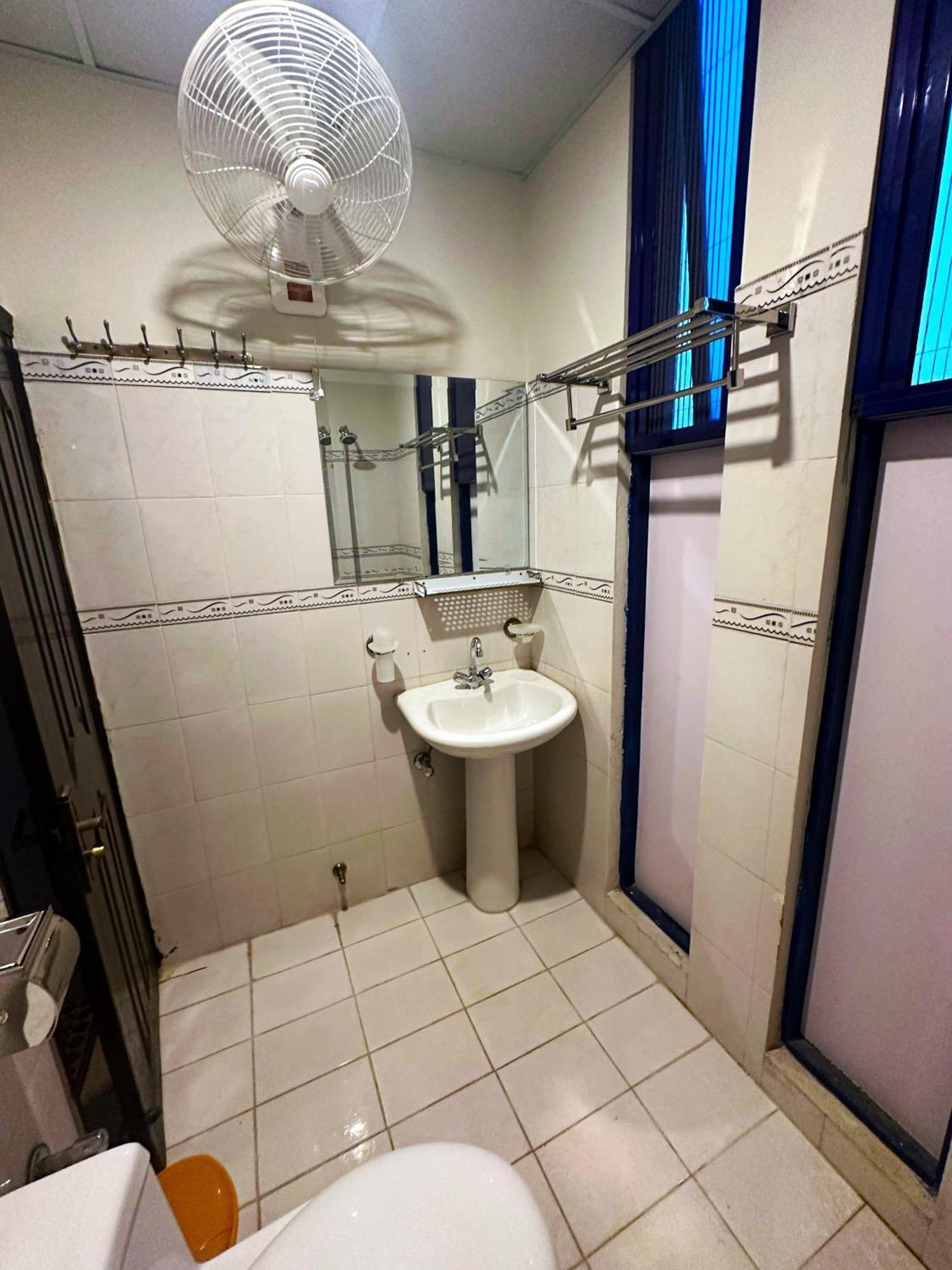 Luxury Apartment In Dha Phase 8, Near Allama Iqbal International Airport ラホール エクステリア 写真