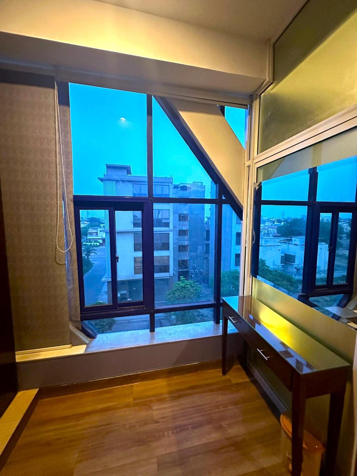 Luxury Apartment In Dha Phase 8, Near Allama Iqbal International Airport ラホール エクステリア 写真