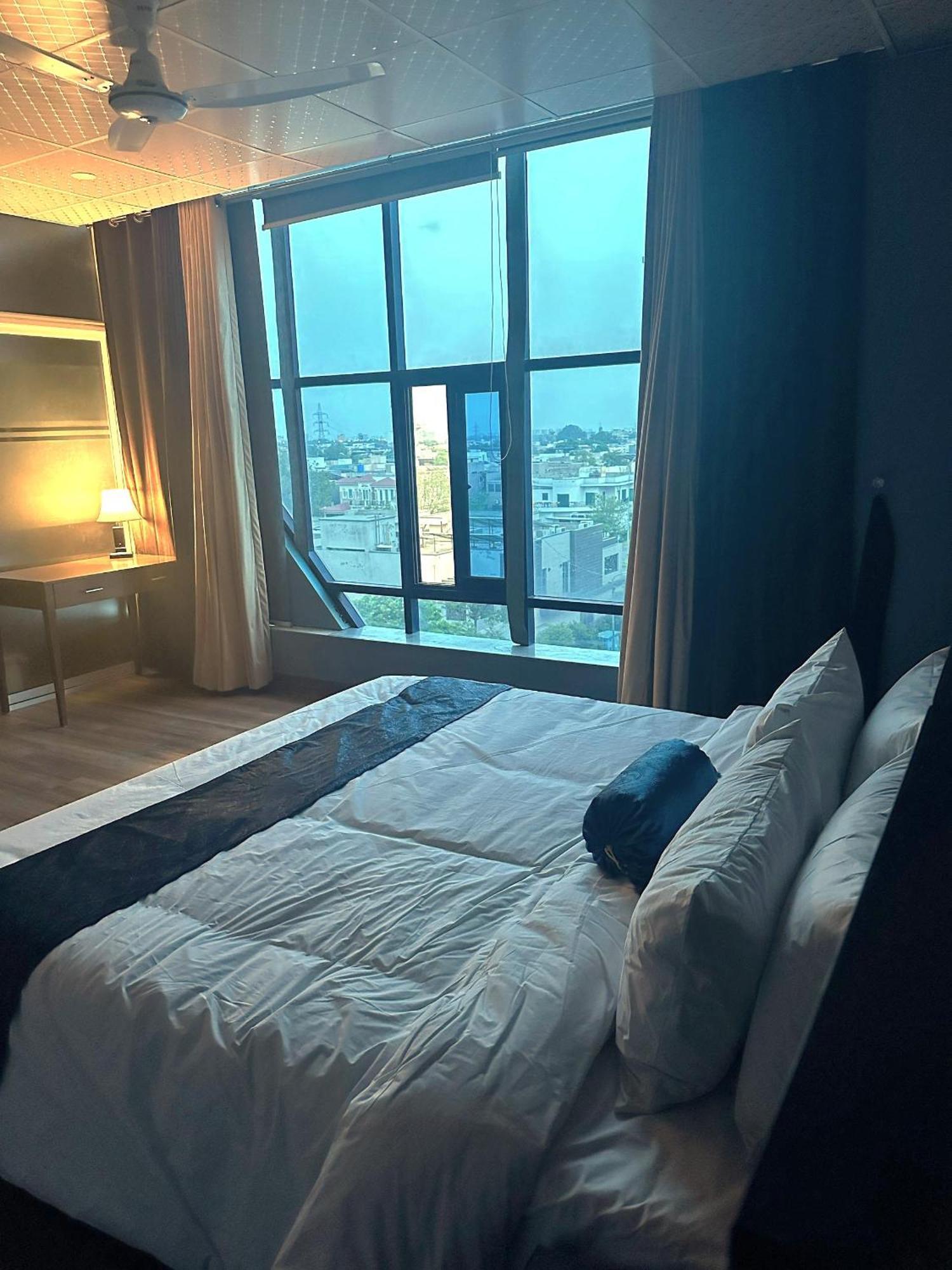 Luxury Apartment In Dha Phase 8, Near Allama Iqbal International Airport ラホール エクステリア 写真