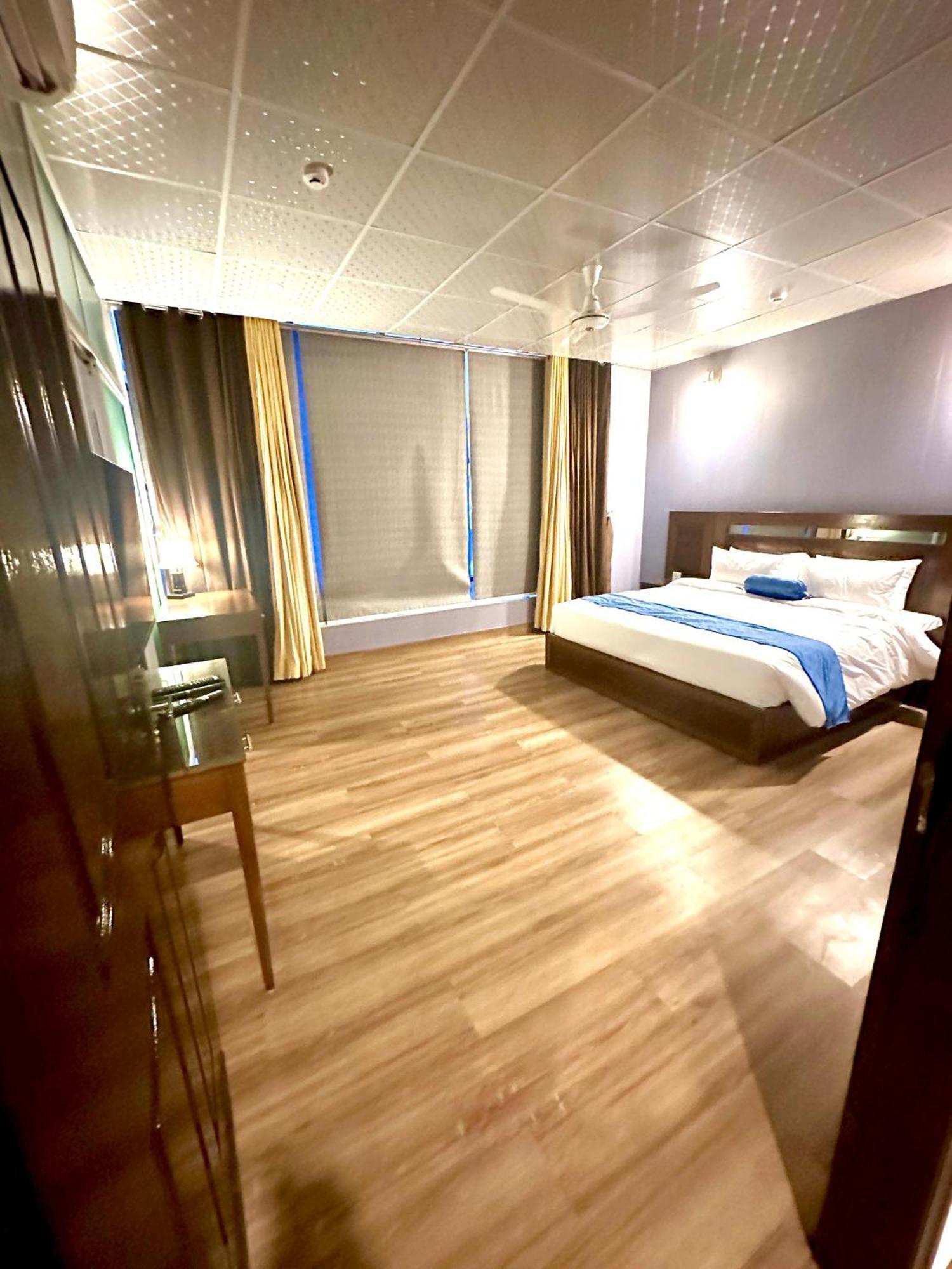 Luxury Apartment In Dha Phase 8, Near Allama Iqbal International Airport ラホール エクステリア 写真